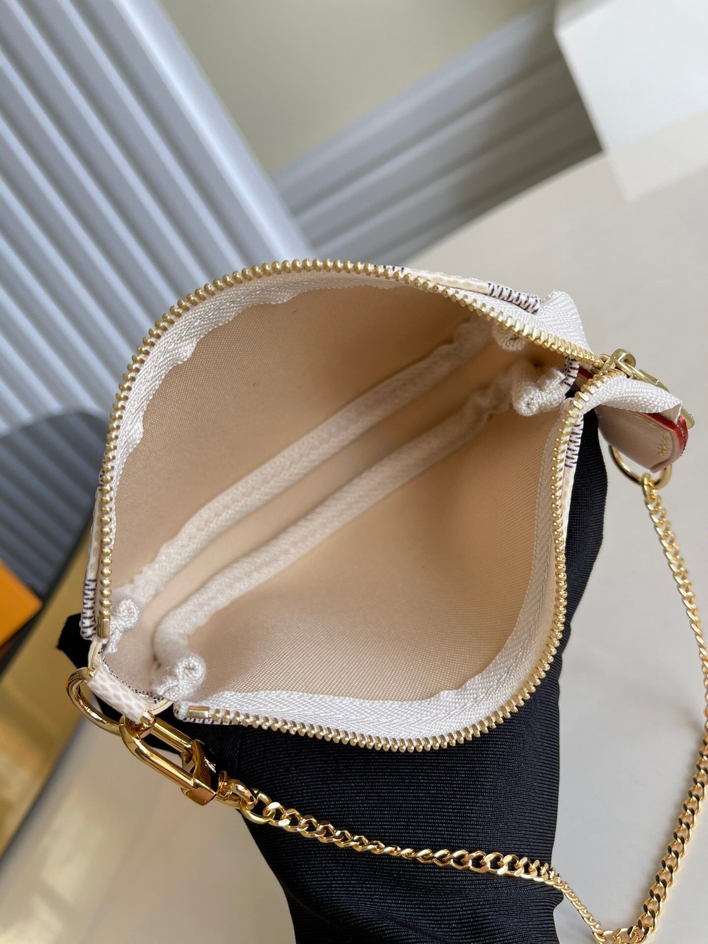 louis_vuitton_mini_pochette_accessories_bag_1517.jpg